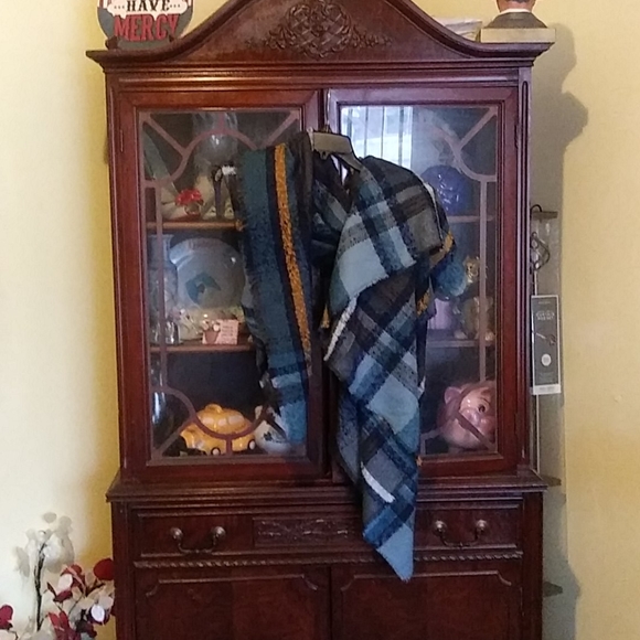 Large square scarf - Picture 3 of 7